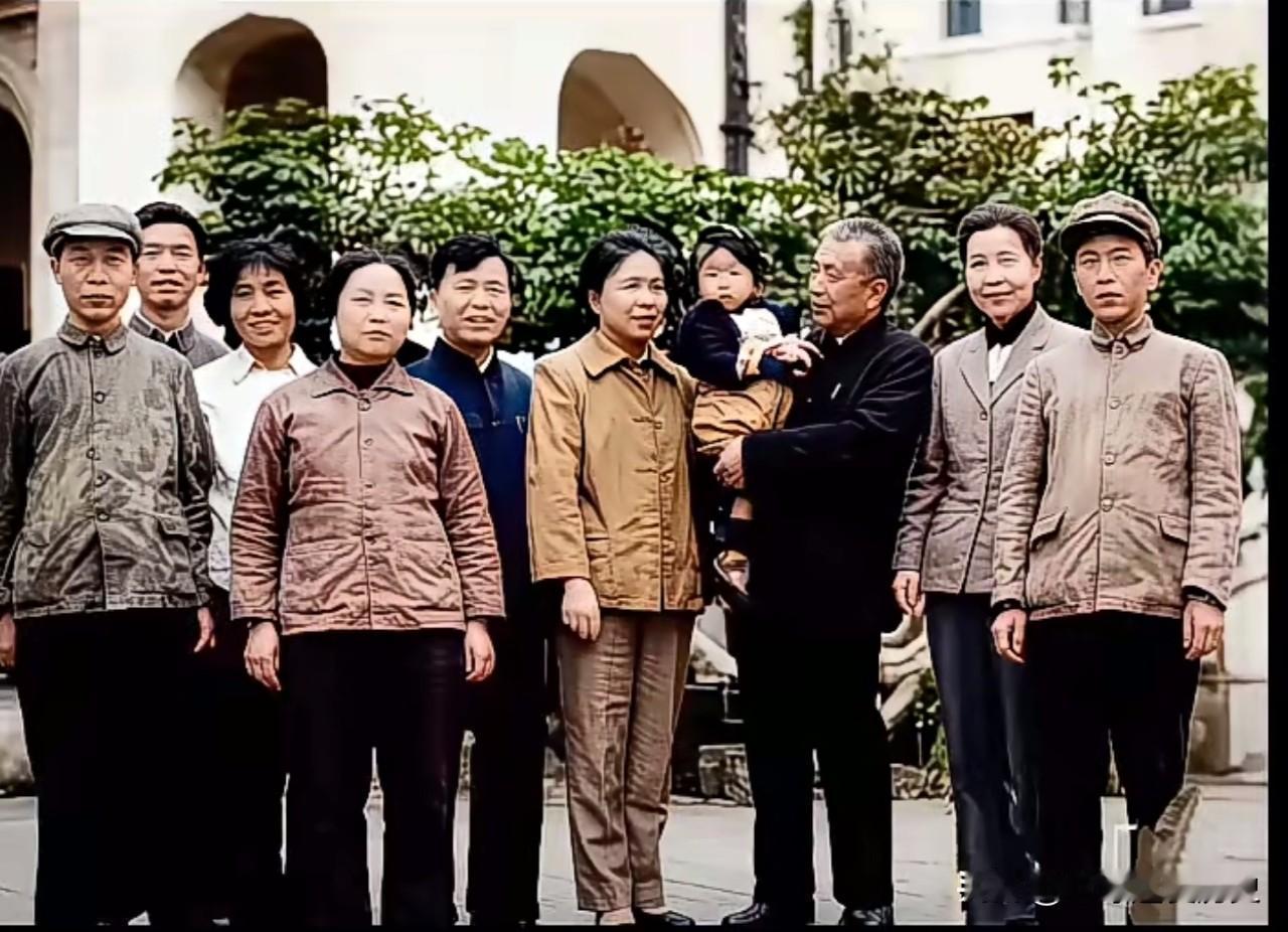 1963年新春，陶铸、曾志一家拍下这张充满烟火气息的全家福，庭院绿植环绕，暖意融