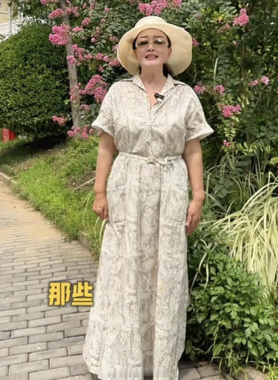张兰这衣品真好，今天兰姐又穿了一条新买的连衣裙和网友分享心得！如果箖箖和玥儿在兰