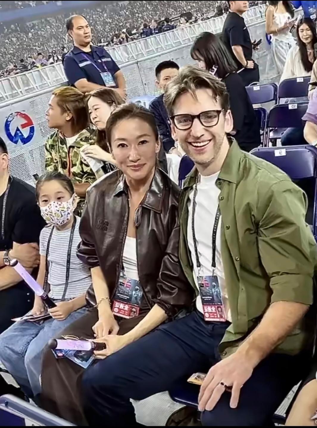 谢霆锋妹妹谢婷婷携外籍老公与女儿看演唱会，我怎么感觉妹夫与大舅哥长得太像了！
