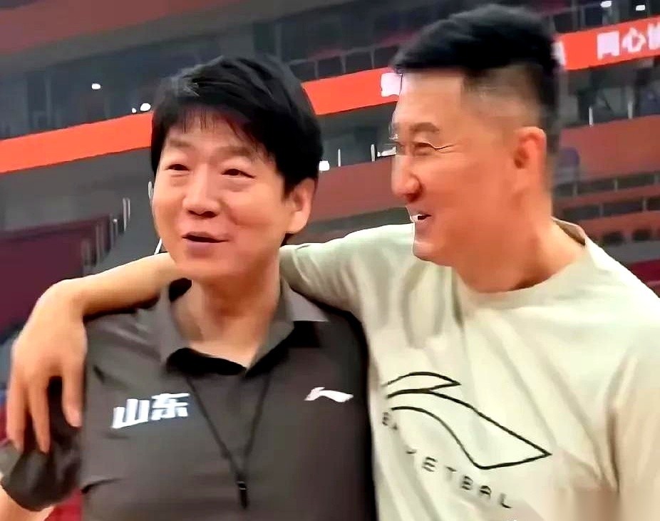 山东男篮在这个休赛期花大钱把整套阵容翻了个底朝天，季前赛顺理成章拿了三连胜，但场上最扎眼的变化，是1