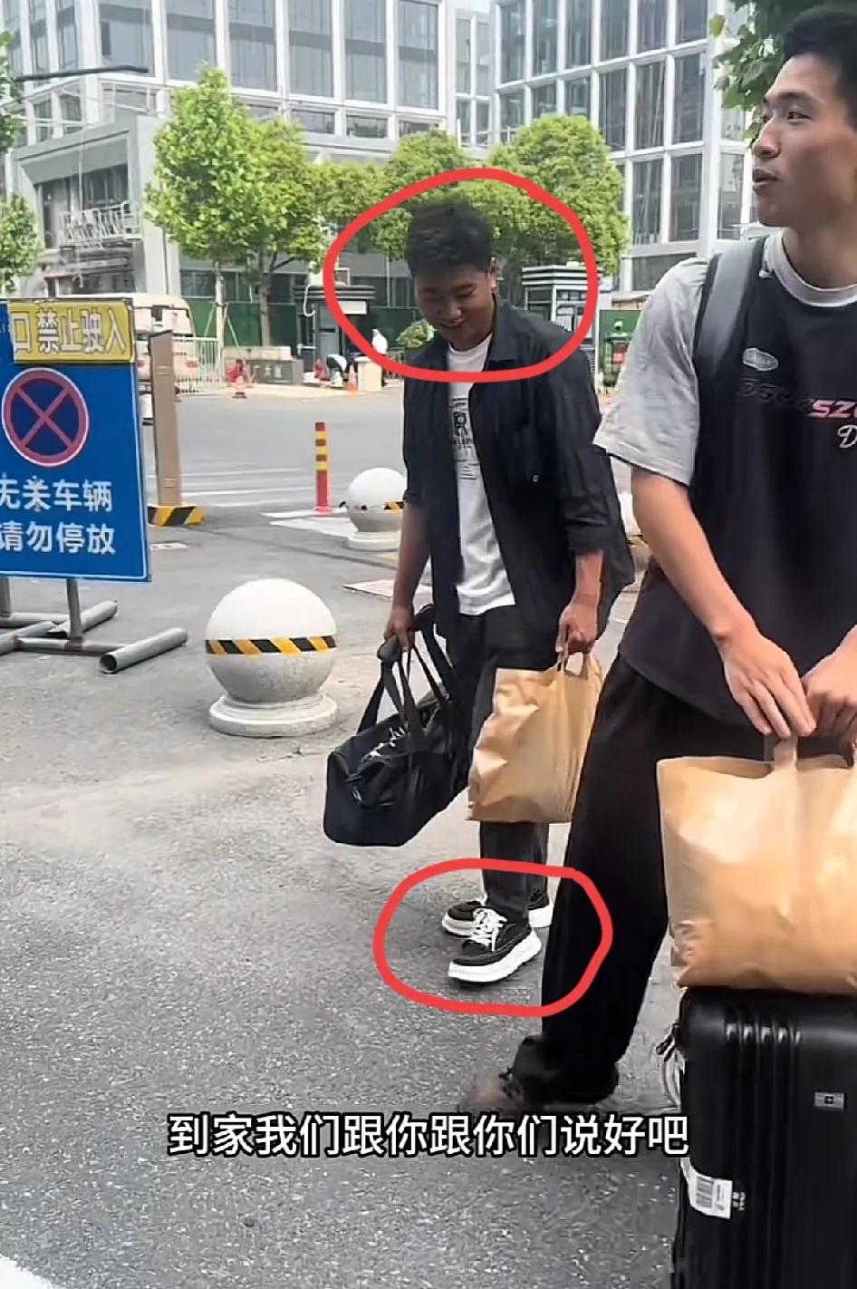 怪不得谢浩男很放心两个战友去给妈妈帮忙就在今天许建华发了一个视频谢浩男的