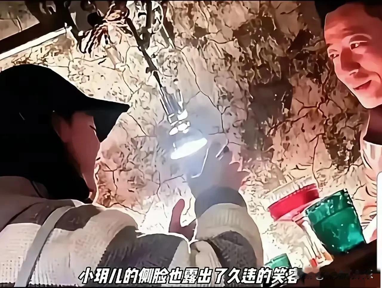 汪小菲在社交平台上分享了女儿小月儿的照片，小月儿笑容甜美，仿佛在和爸爸说话。汪小