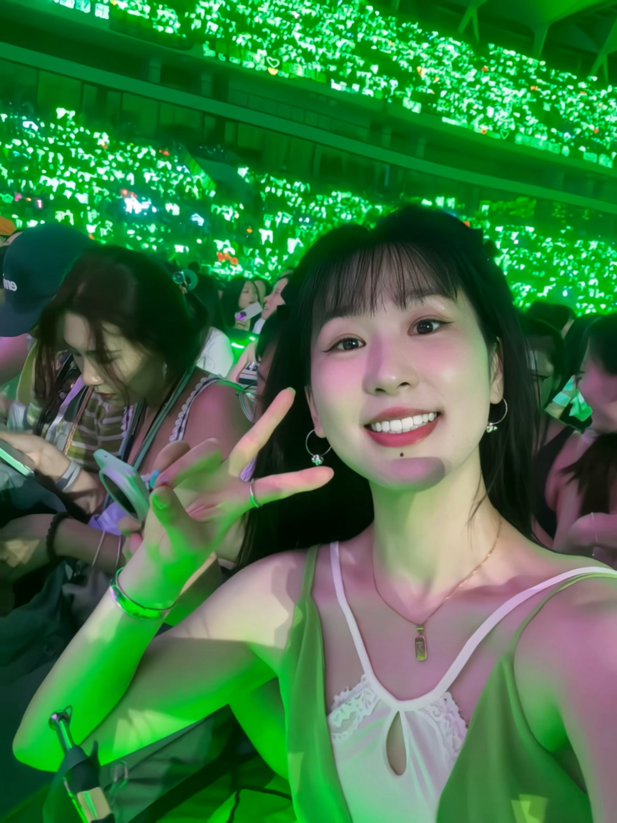 在家构思好的要拍演唱会转场要自拍和成毅合影要拿彩带…结果…见到成毅激动的全