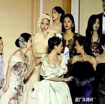 红毯不是选秀，是合同现场。周冬雨站前排，不是她抢了C位，是品牌白纸黑字写好的。