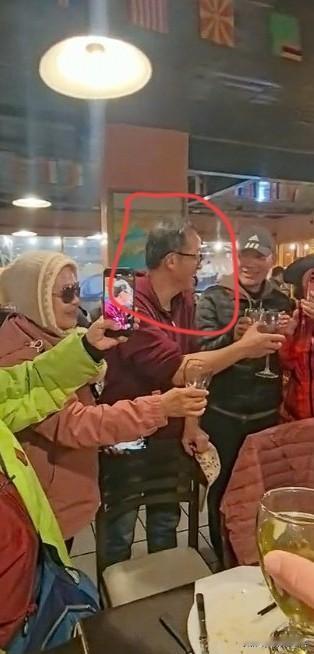 俞敏洪，请粉丝吃帝王蟹！11月25日，有网友发布视频，称自己在阿根廷乌斯怀亚