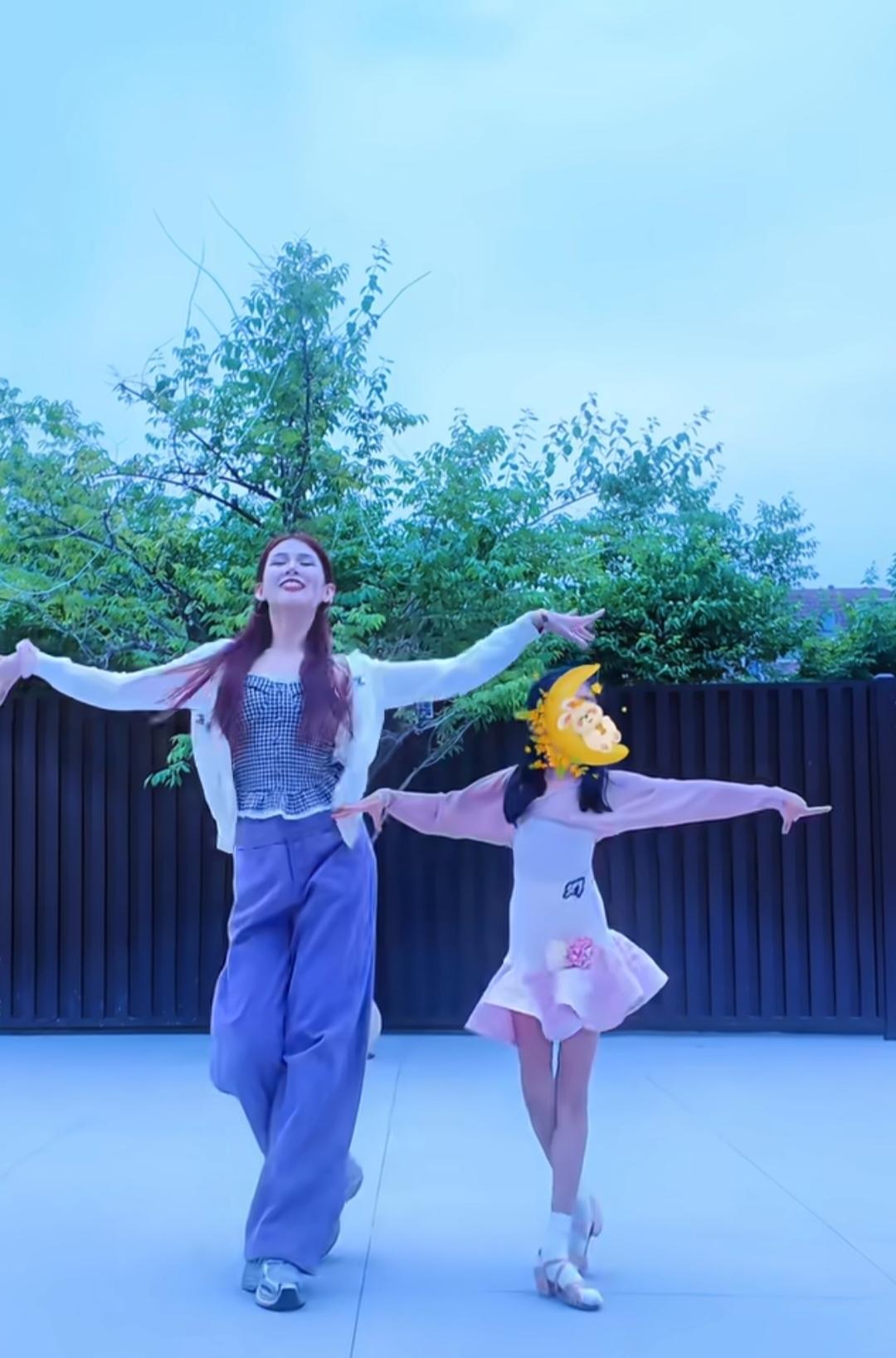 这是明星颖儿和付辛博的女儿小月亮，她和拉丁舞老师一起跳舞，长胳膊长腿的，是个跳舞