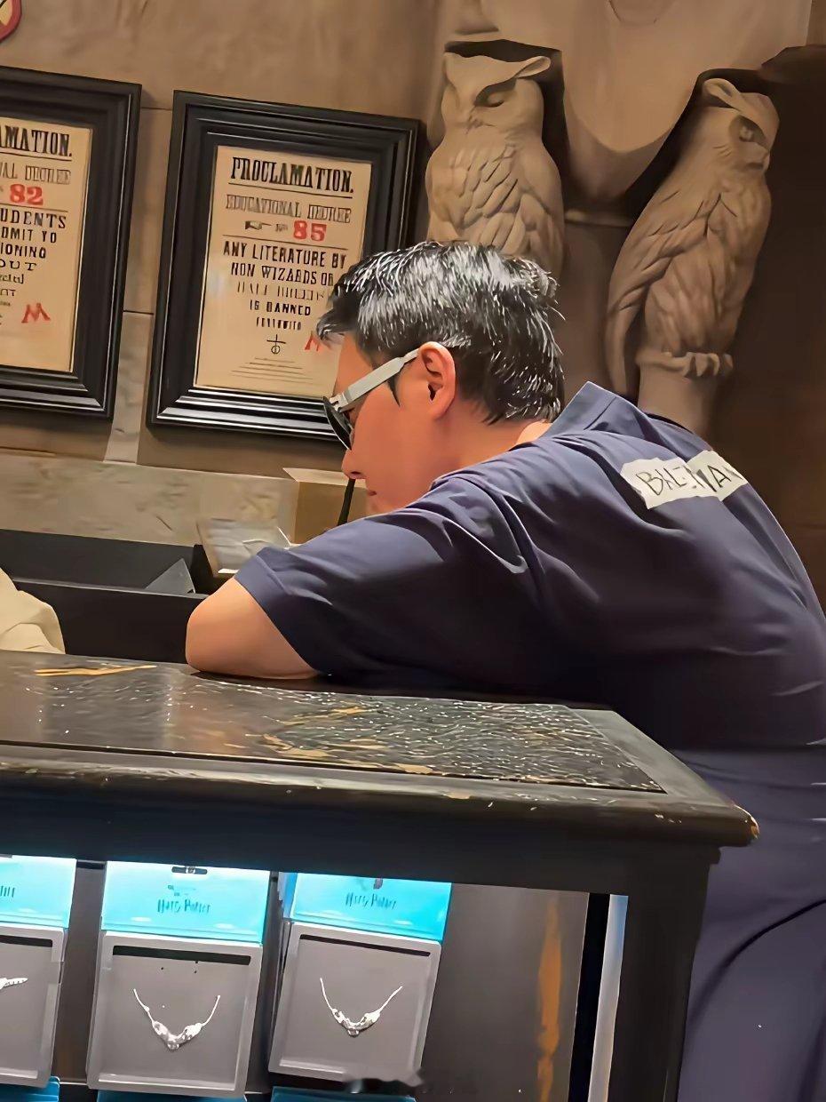 有网友在北京环球影城，偶遇冯绍峰和他儿子！小家伙的名字叫：想想，今年7岁了，在上
