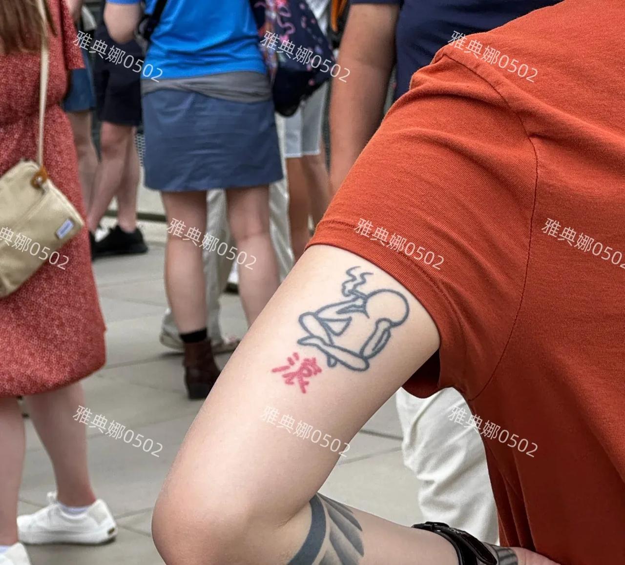 窦靖童不愧是王菲和窦唯的女儿，连纹身都特别有个性!这个从小备受关注在镁光灯下长