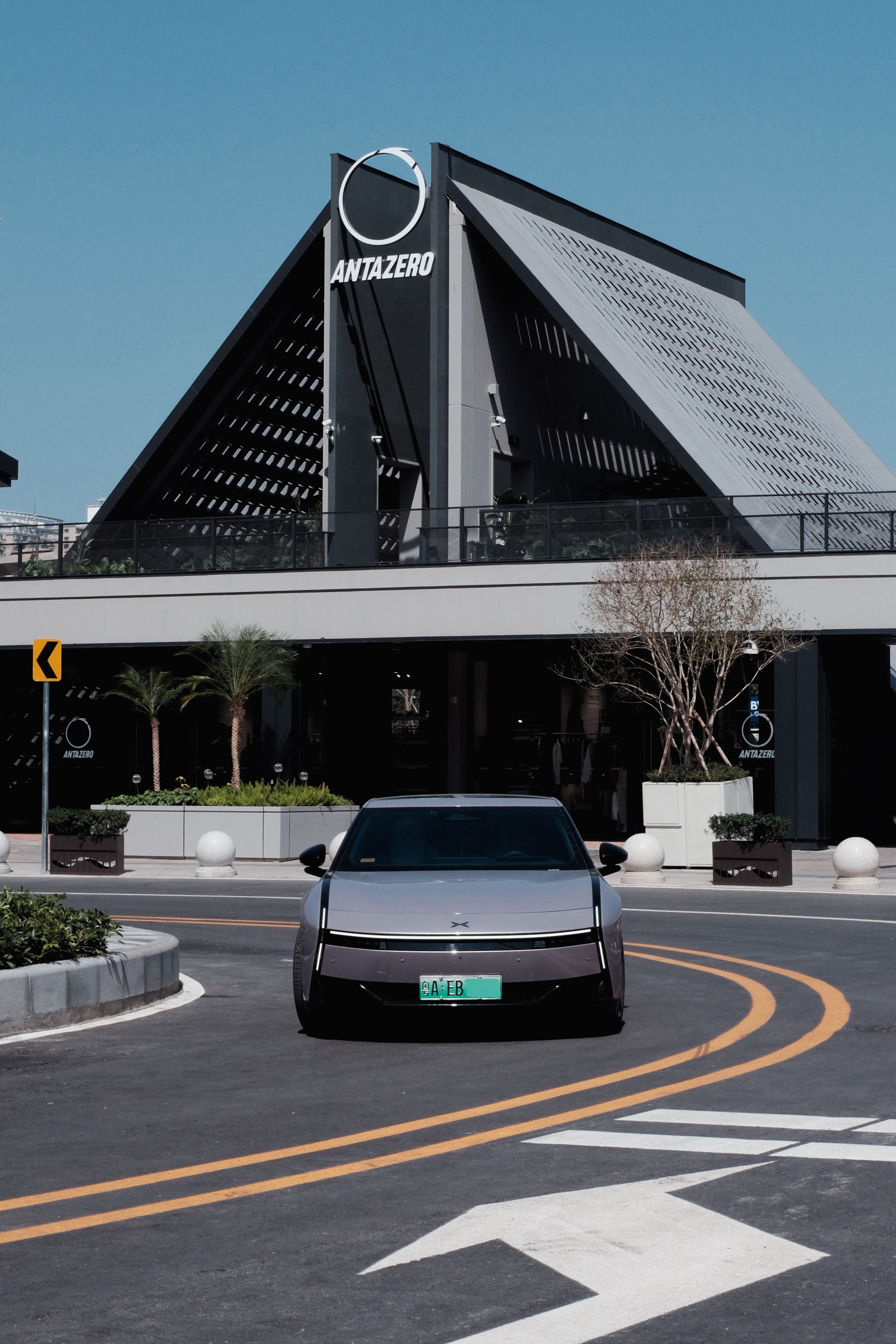 今天去了一趟太古里溜达，小鹏P7真的是怎么拍都出片