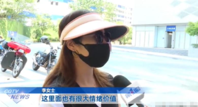 重庆，一女子到某理发店做头发，结果发现理发师有腹肌，就忍不住用手指戳了一下。之后