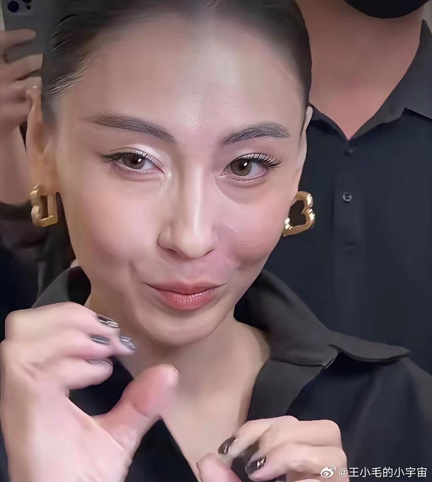 如今张柏芝的容貌状态变化确实很明显。气质和模样都有了不小反差，五官质感也和以前截