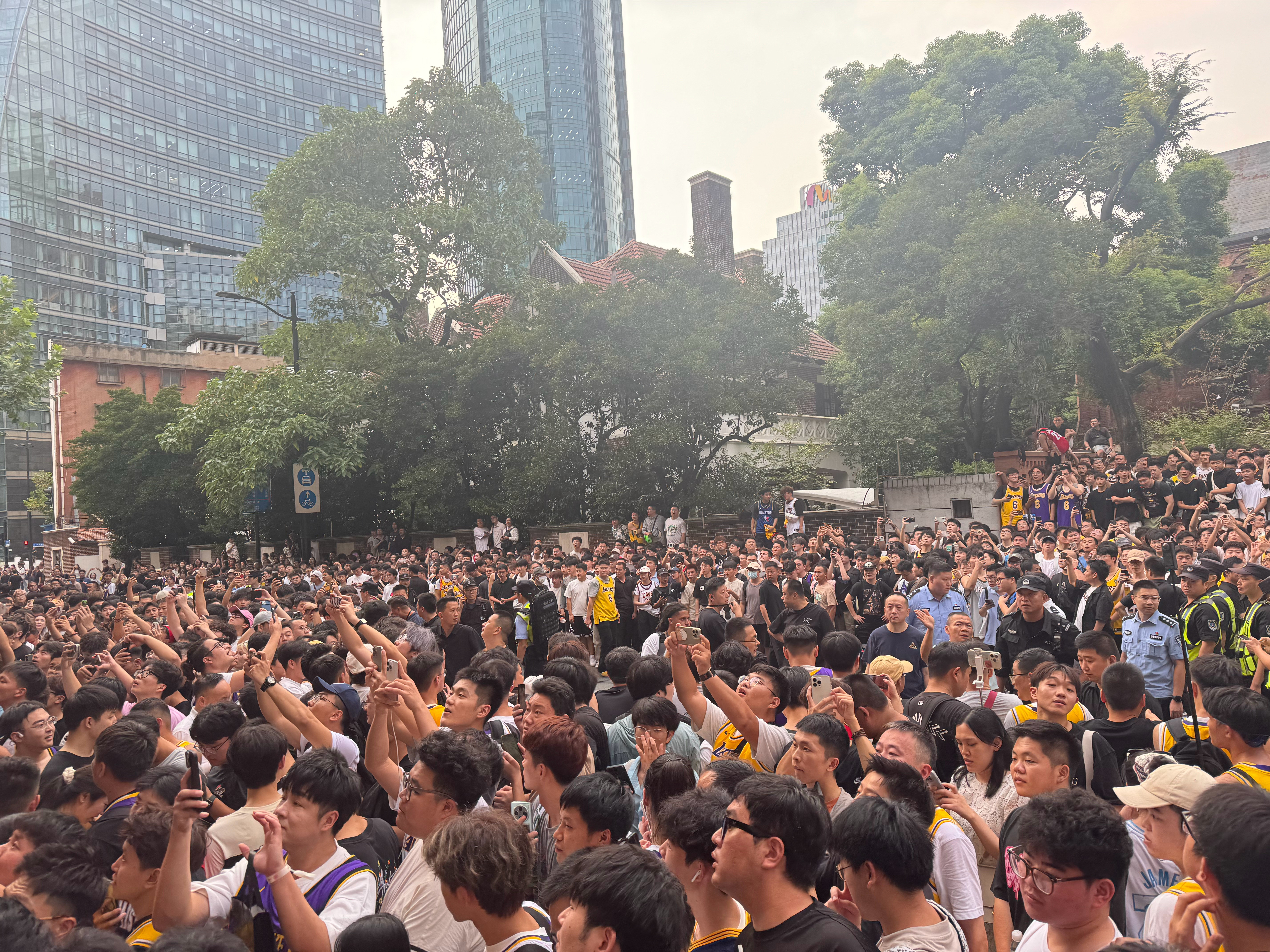 😳😳😳詹姆斯上海站今晚活动的场外球迷越来越多，等待老詹的到来