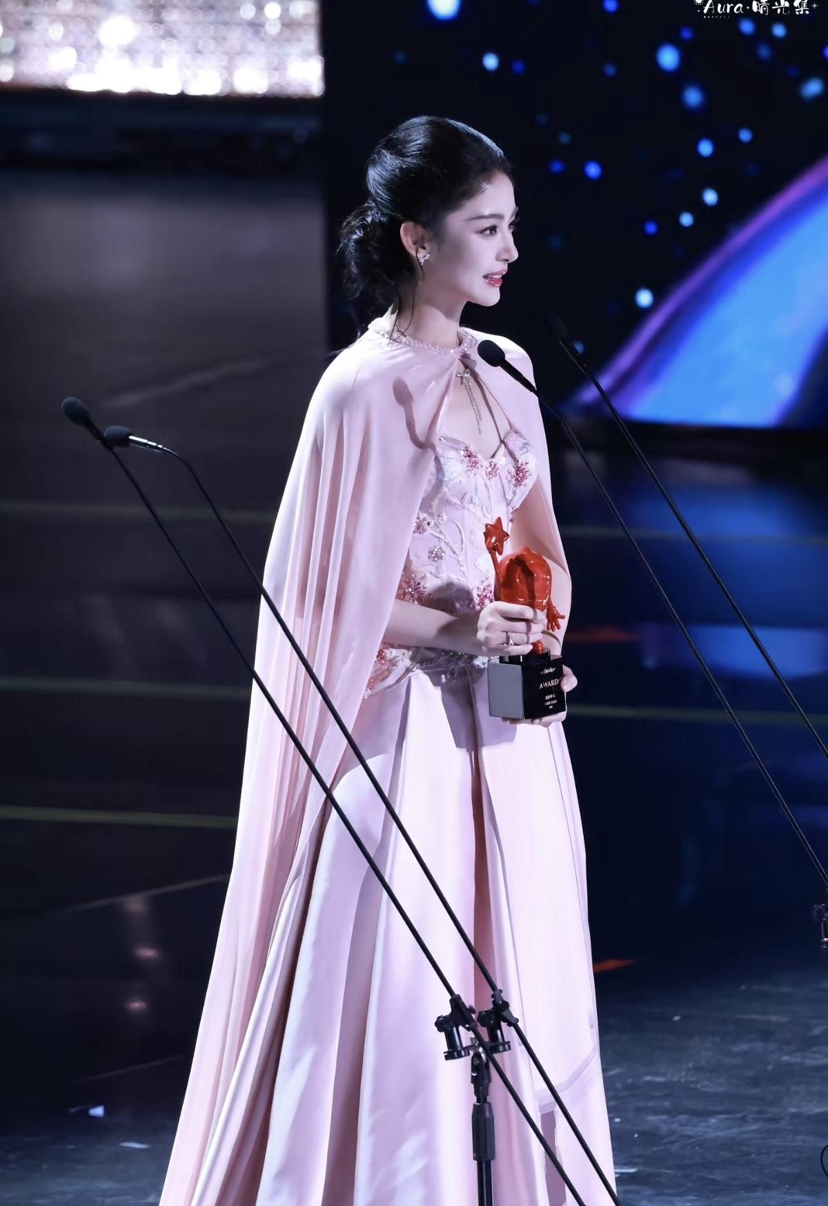 粉若凝脂，雅若芝兰🌷赵晴的粉色礼服造型，没有过度堆砌，以细腻质感凸显气质，温