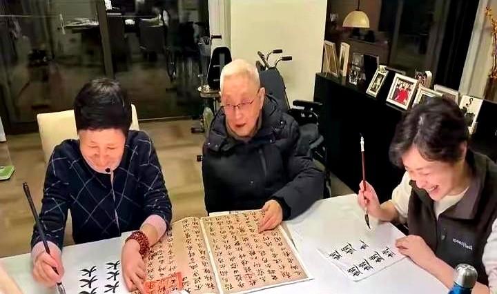 演员吴越照顾父母无微不至，老两口却总是笑中带愁。朋友都夸她孝顺，陪吃陪聊陪看