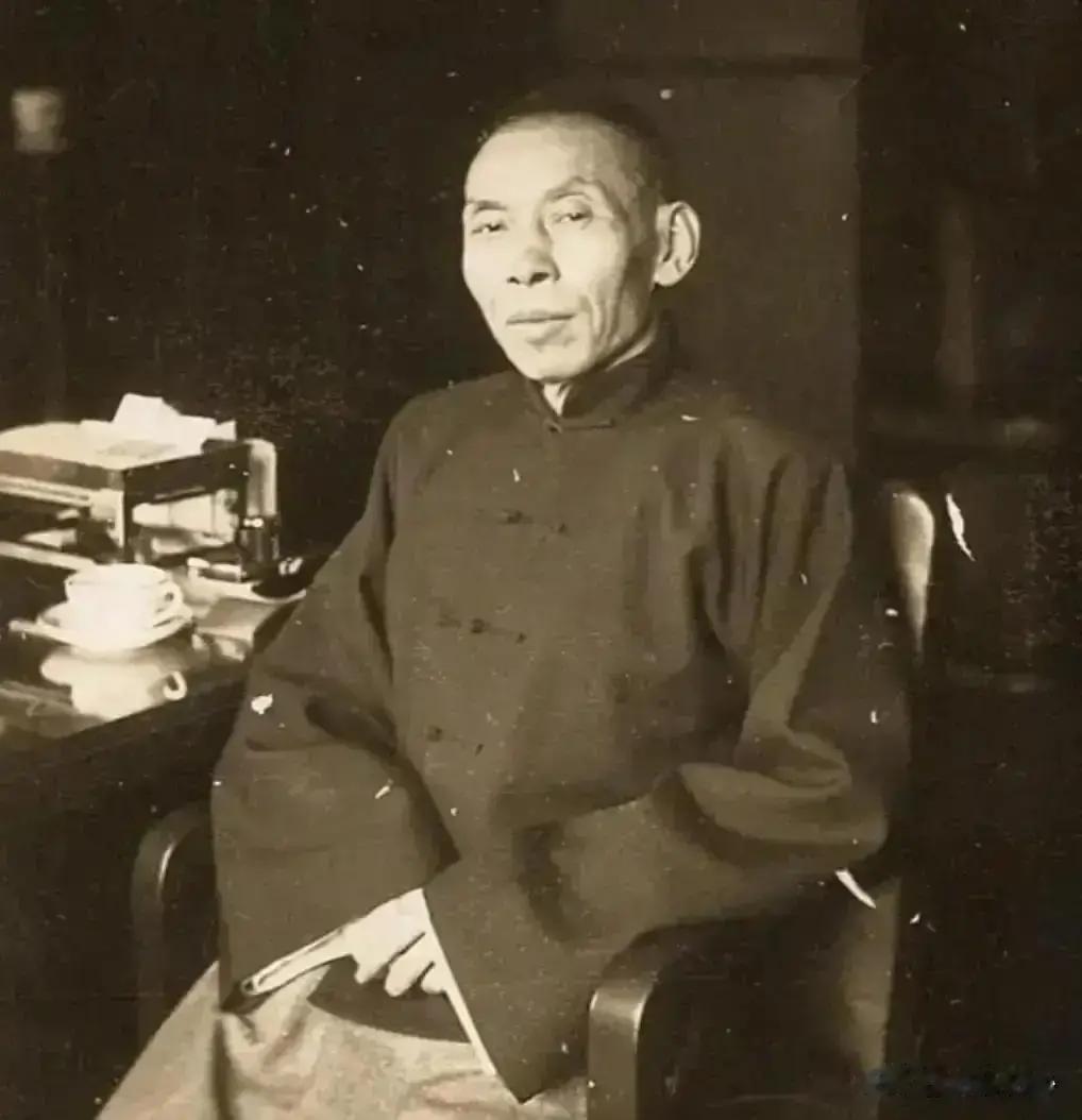 蒋介石带宋美龄第一次见杜月笙，老杜仅看一眼她的落座姿势，当即悄悄对心腹说了句话，这句话后来竟成了他一