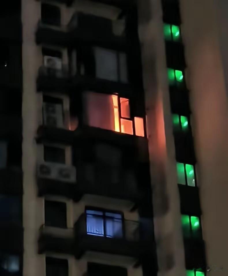 一个懒腰“救下”一户人家！近日。江苏省泰州市姜堰区一住宅小区内，10岁男孩小杰