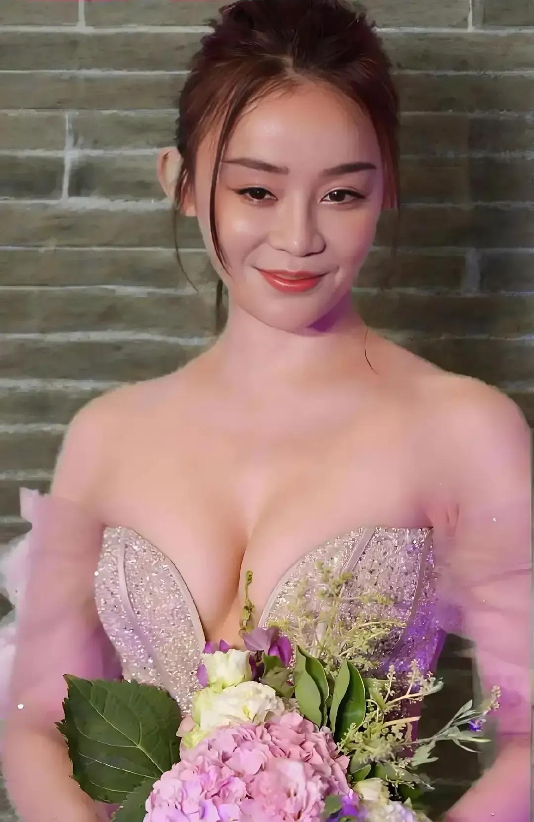 袁姗姗穿深V抹胸裙的生图一出，微博直接炸锅。镜头里她肩颈线条利落，腰窝干净，黑