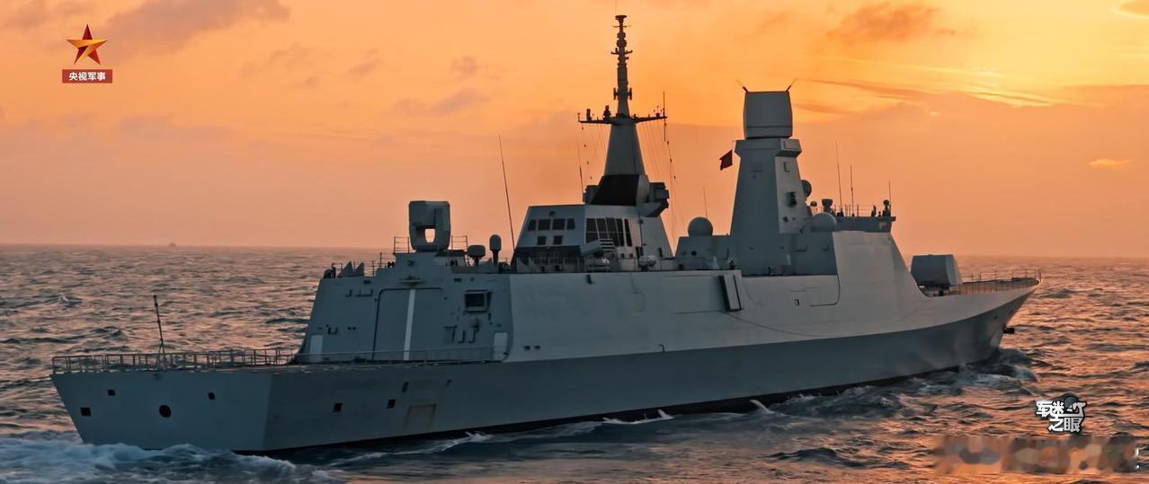 夕阳下，身披金甲的054B护卫舰。海军对054B还是比较满意的，在两艘领先装备舰