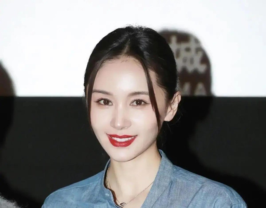 张碧晨带6岁女儿看烟花后歌手被淘汰，王子文12岁儿子身高超妈新剧翻车，吴映洁未婚生女满年泪崩做公益张