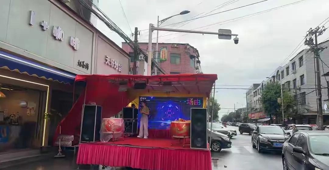 湖南沅江，一男子开了家炒货店，这天，经常来买瓜子的顾客想把微信里的五万元转到银行