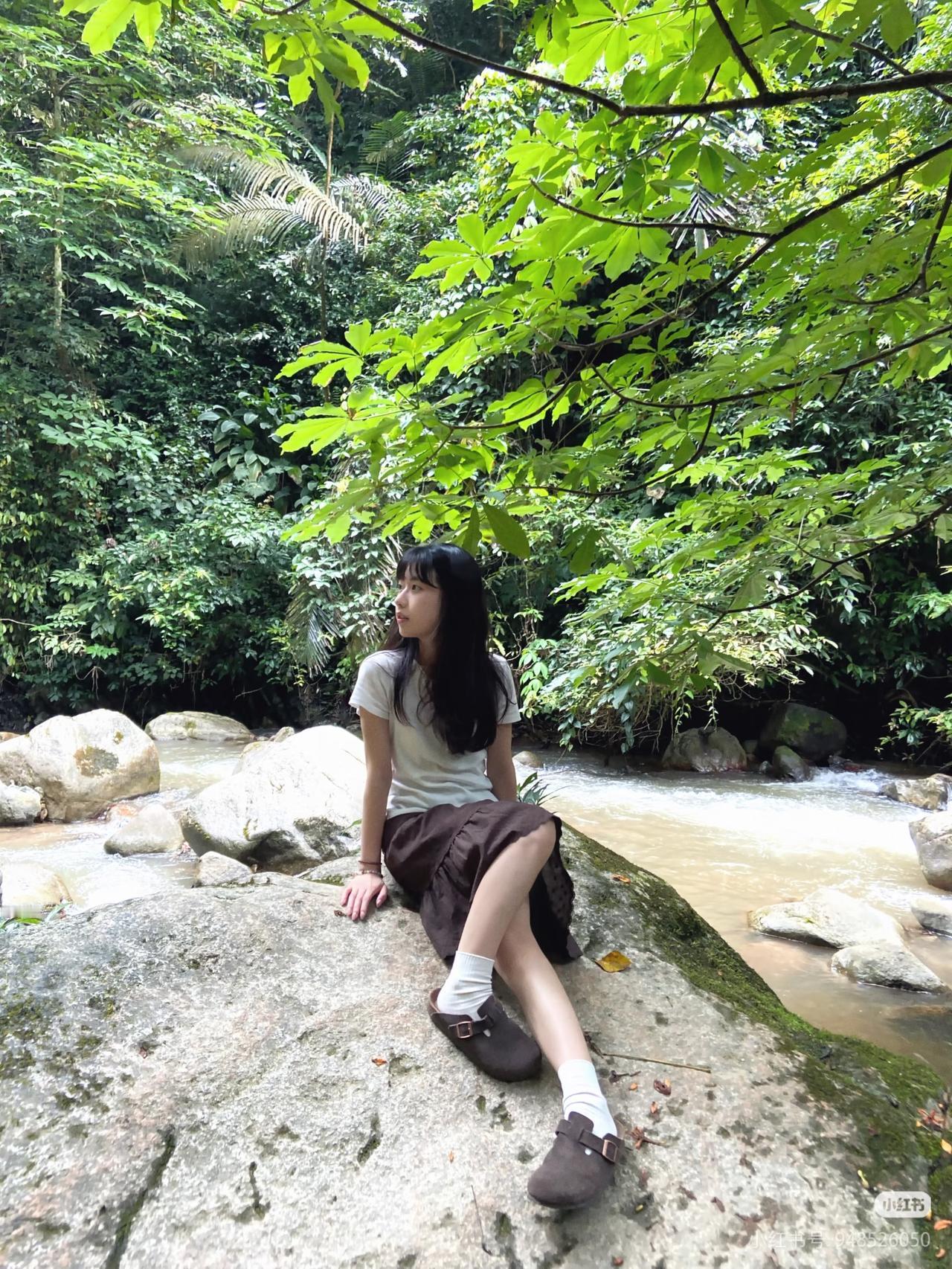 绿树掩映下，静坐观流水。