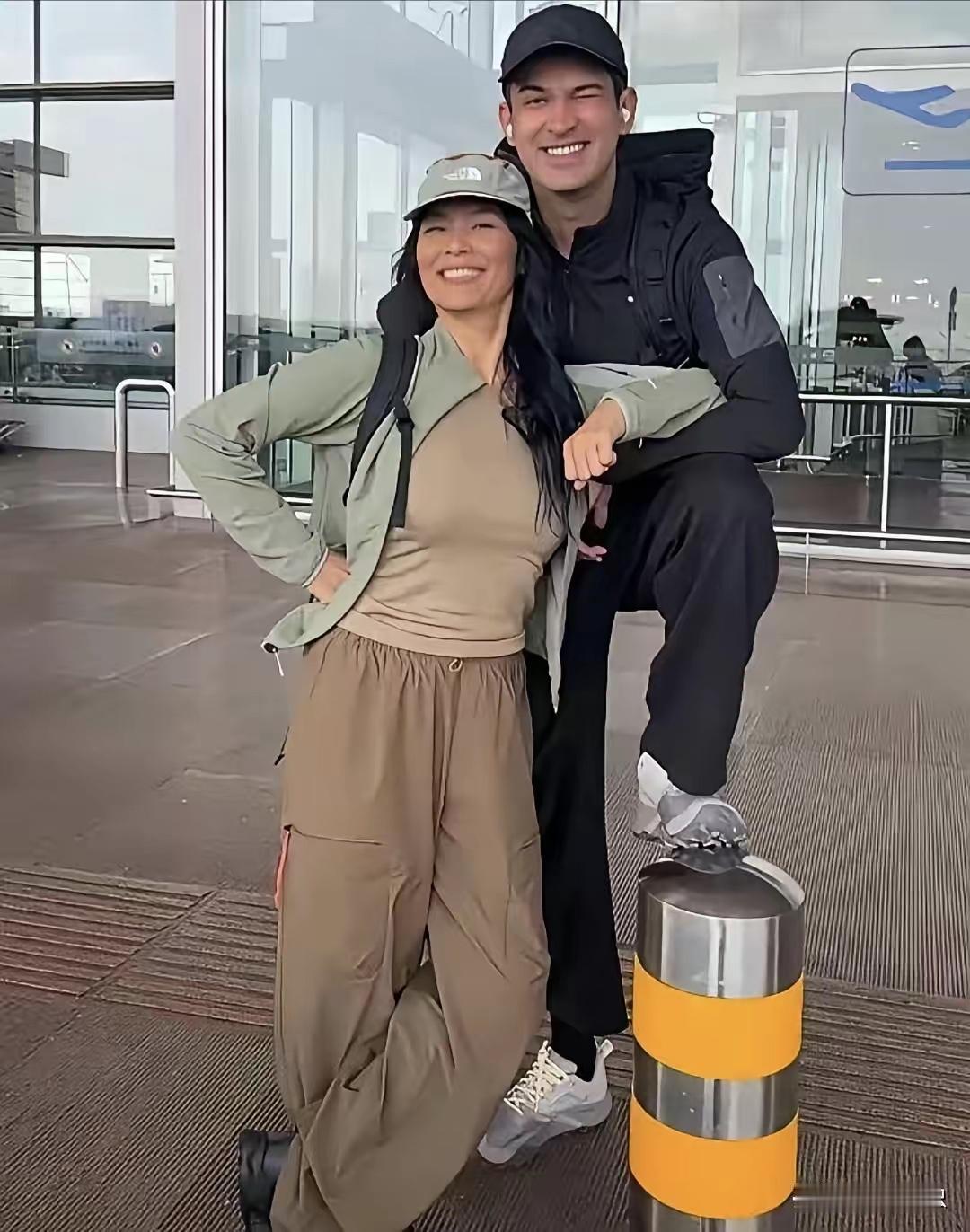 著名歌星韦唯带着儿子去新疆旅游景点合影。60多岁的韦唯依然很年轻，身材不错，