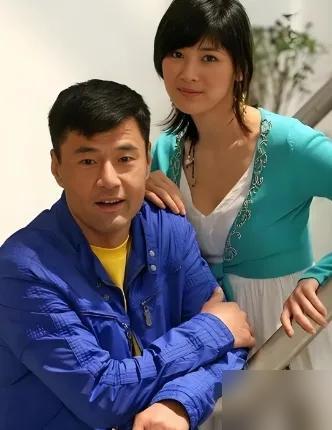 好羡慕于荣光的老婆呀！人家婚姻经历过35年，还照样敢提出离婚呢。看到这个消息