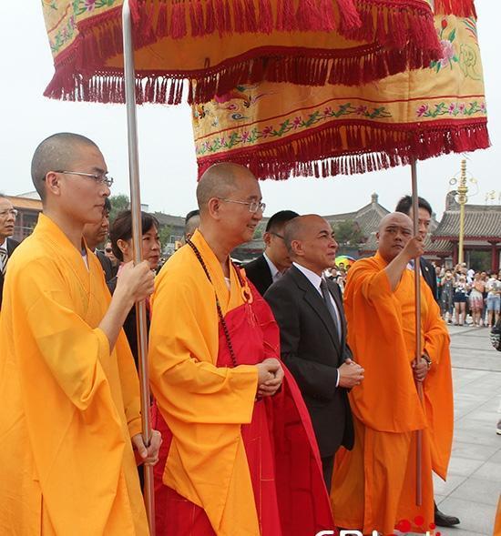 这是西哈莫尼国王2016年8月4日上午去参拜陕西的法门寺的相片。西哈莫尼国王出