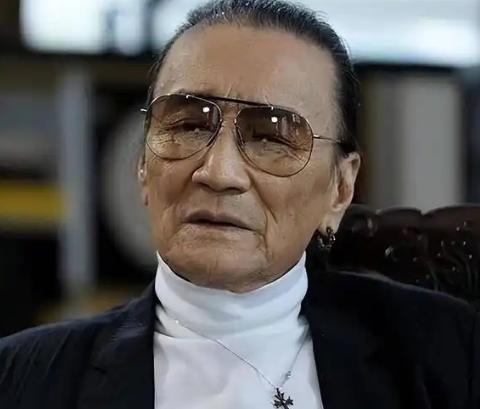 在一次节目中，谢贤调侃说：“当年我花了4000W投资了个酒吧，3年就赔完了。如果