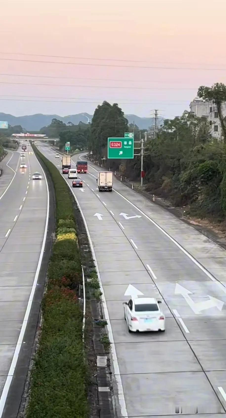 G80广昆高速广西玉林段。早年国内大多高速公路都是水泥路面，但后期修建的高速公路