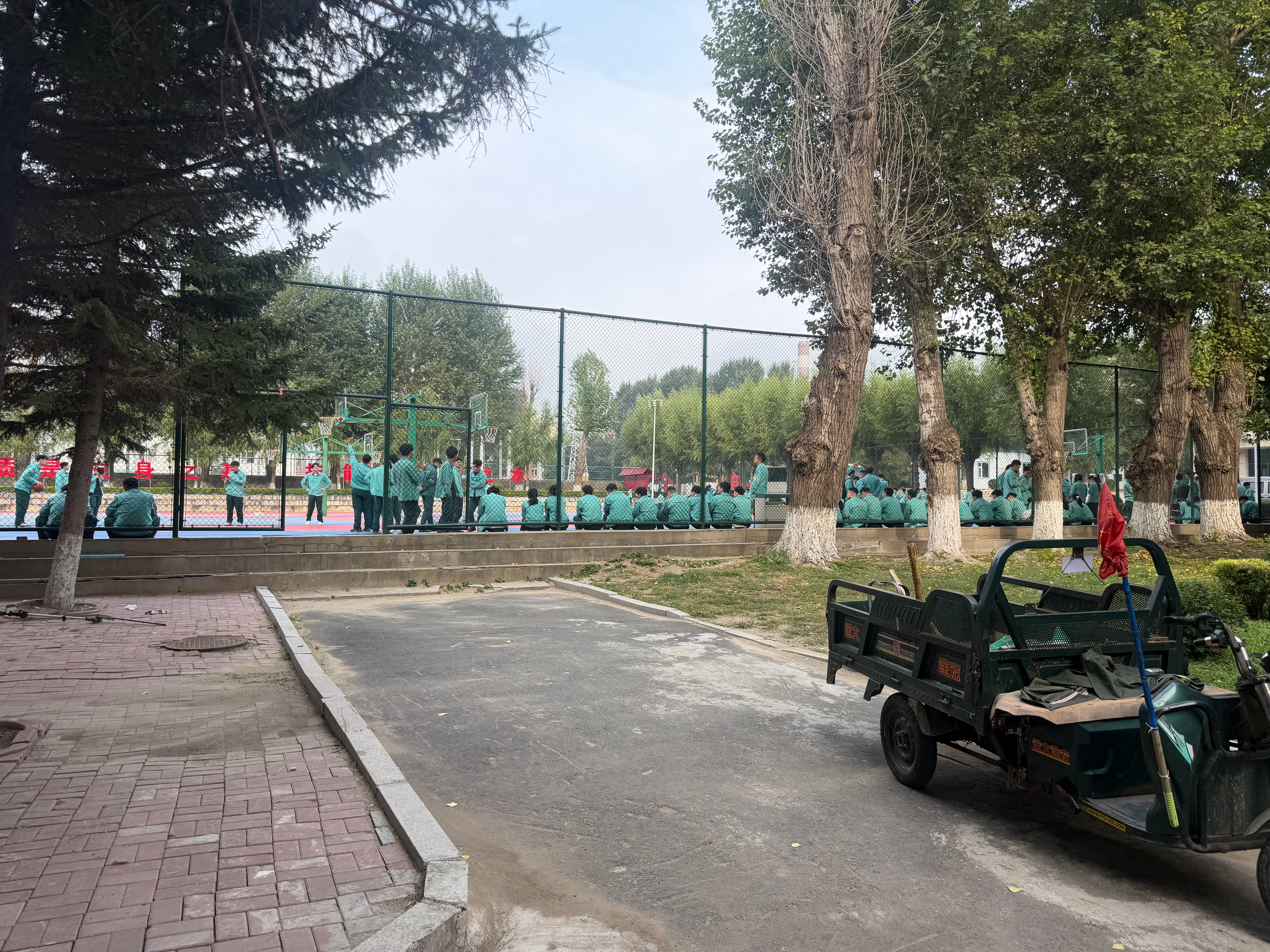 院子的墙砌得更高了，孩子们翻不出去了…宿舍楼又新盖了一栋，睡的很舒服…又是那么样的一群人，一群老师…