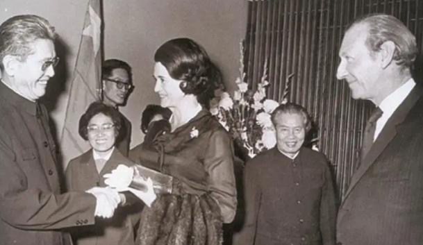 周总理遗体火化前，乔冠华哭喊：让我以子女身份送总理最后一程！1976年，周总理病