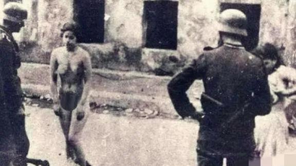 1943年，两名准备回家的波兰女孩被德军士兵拦住，理由是要检查她们俩是不是犹太人