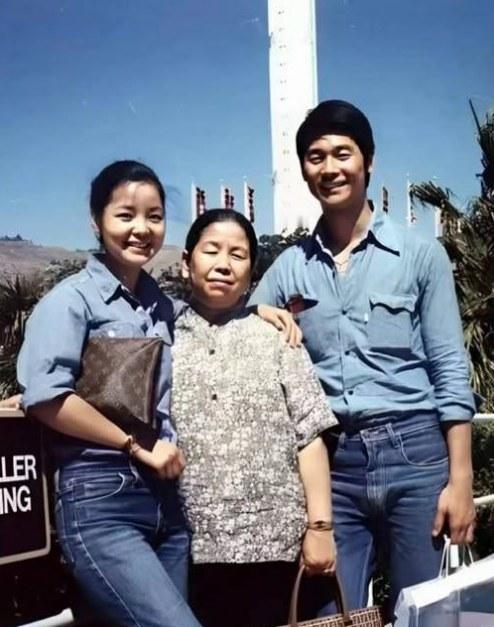 这张拍摄于1978年洛杉矶的照片，洋溢着温馨的氛围。彼时25岁的邓丽君，已在亚洲
