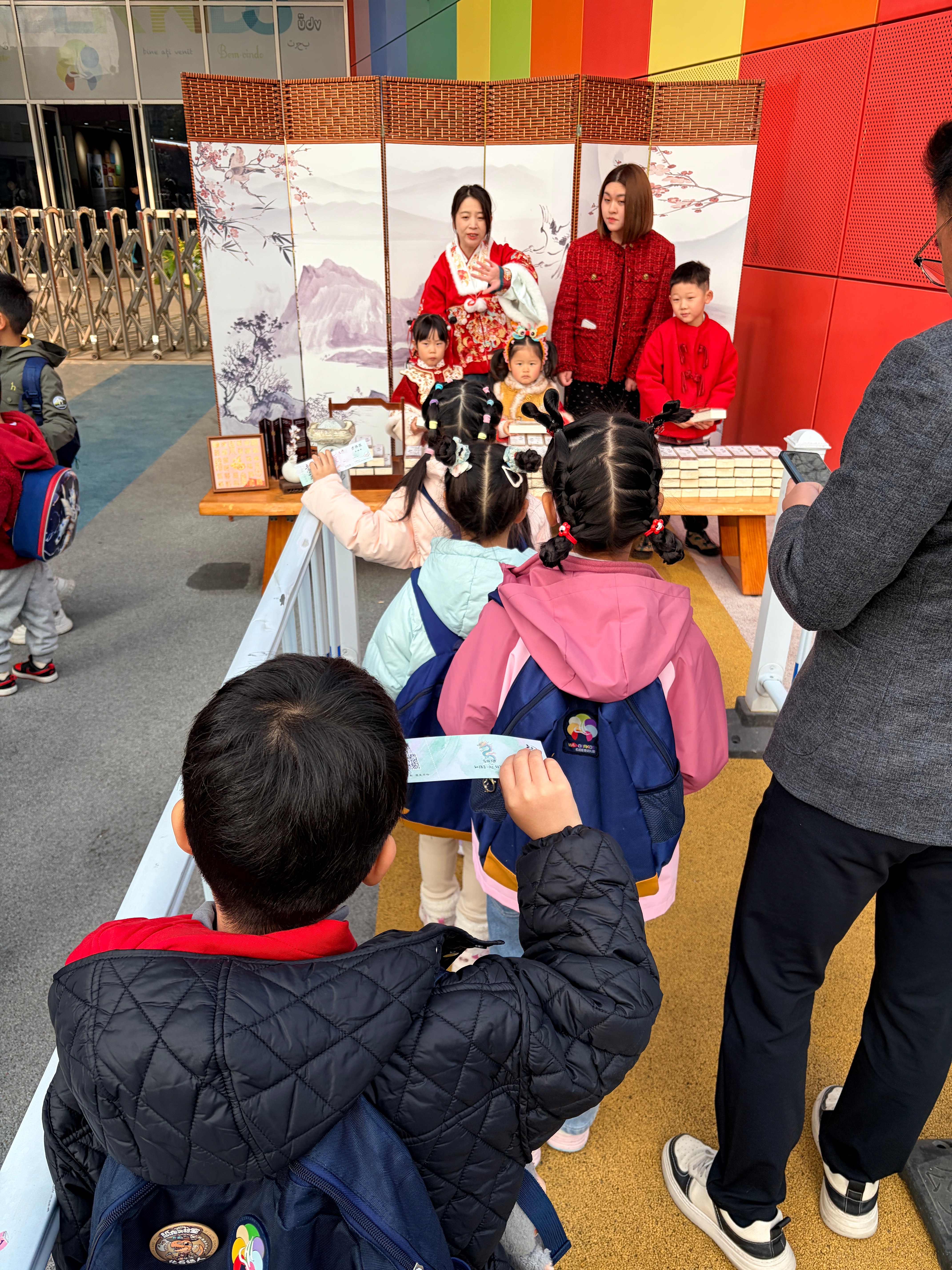 二月二，龙抬头，娃幼儿园又办小活动了。苏州挺讲究不时不食的，是指不是这个时节的东