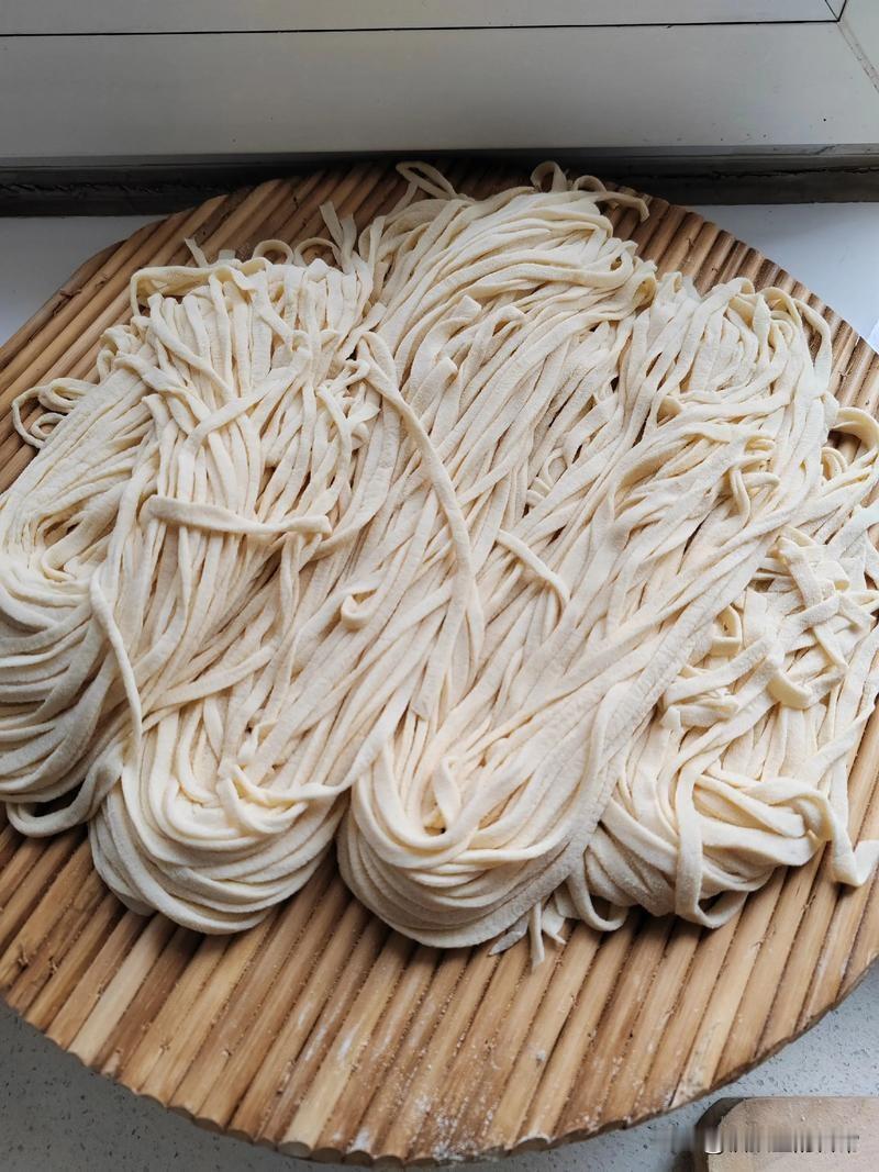 最近20多年时间，人们越来越不喜欢蒸馍做饭了。蒸馍是买的，面条是买的。可是，