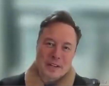 马斯克曾经在网上直播连线时说：“比尔·盖茨凭什么对儿童的福利说三道四，他明明频繁