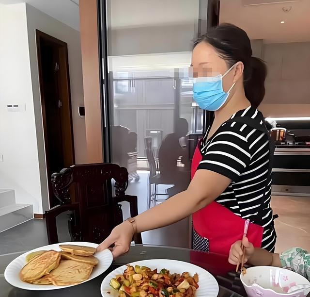 深圳住家保姆吐槽雇主“败家”：她1人做三菜一汤，我偷喝可乐扔海参，网友：认清自己