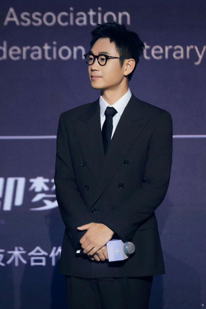 大鹏最佳导演大鹏拿下百花最佳导演奖，说实话一点也不意外。百花奖的规则从来都是观