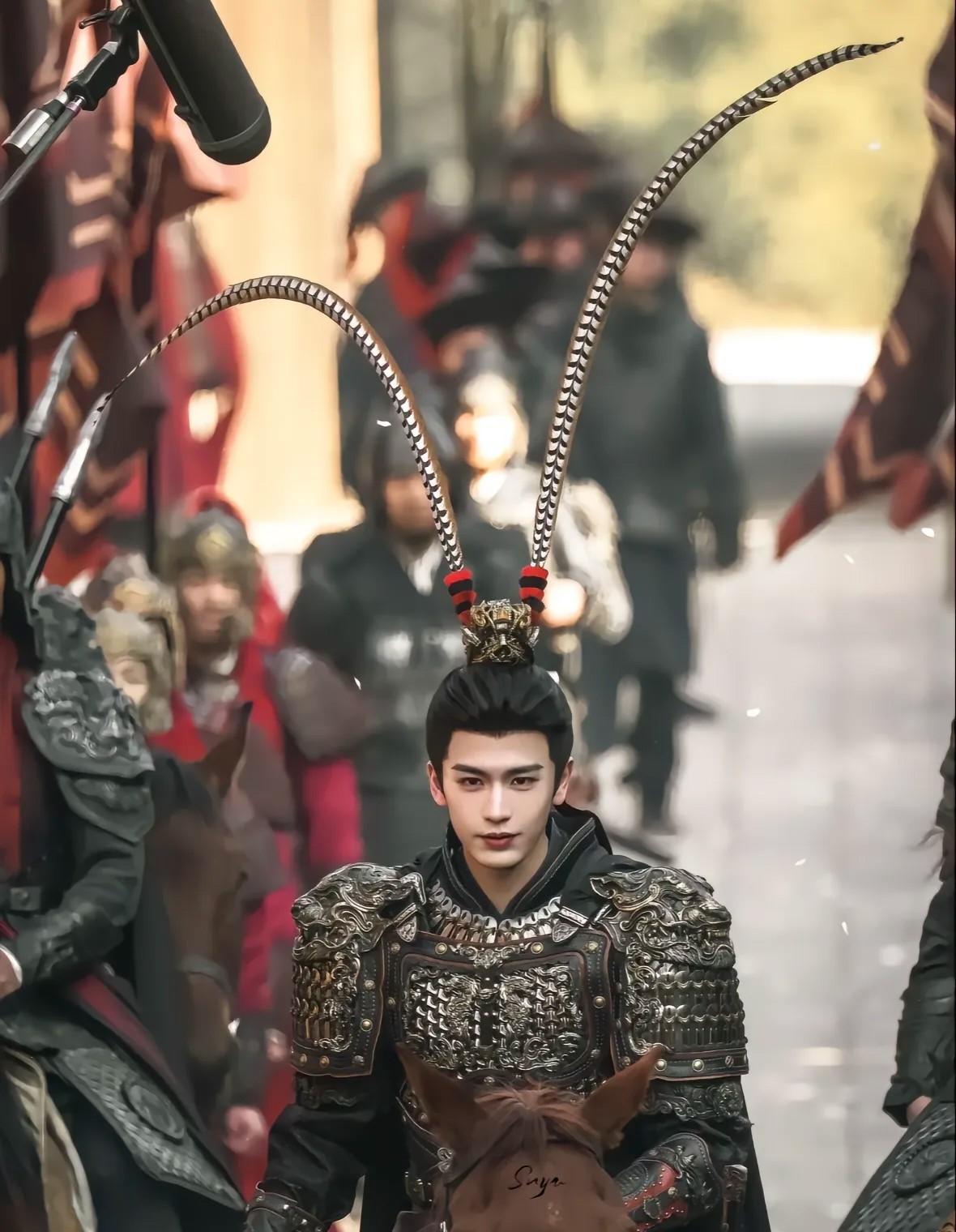 张凌赫在《逐玉》中演的将军头上戴着两根长长的羽毛，很多人说特别违和，查了一下这个