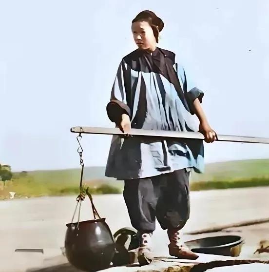 清朝，有个农妇去卖鸡蛋，走到半路被一群土匪糟蹋了，完事了，她见篮子里的鸡蛋还好端