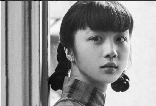 1978年，上海知青返城，妻女紧抱其腿，泪如雨下求求你别走。那个冬天的林场土