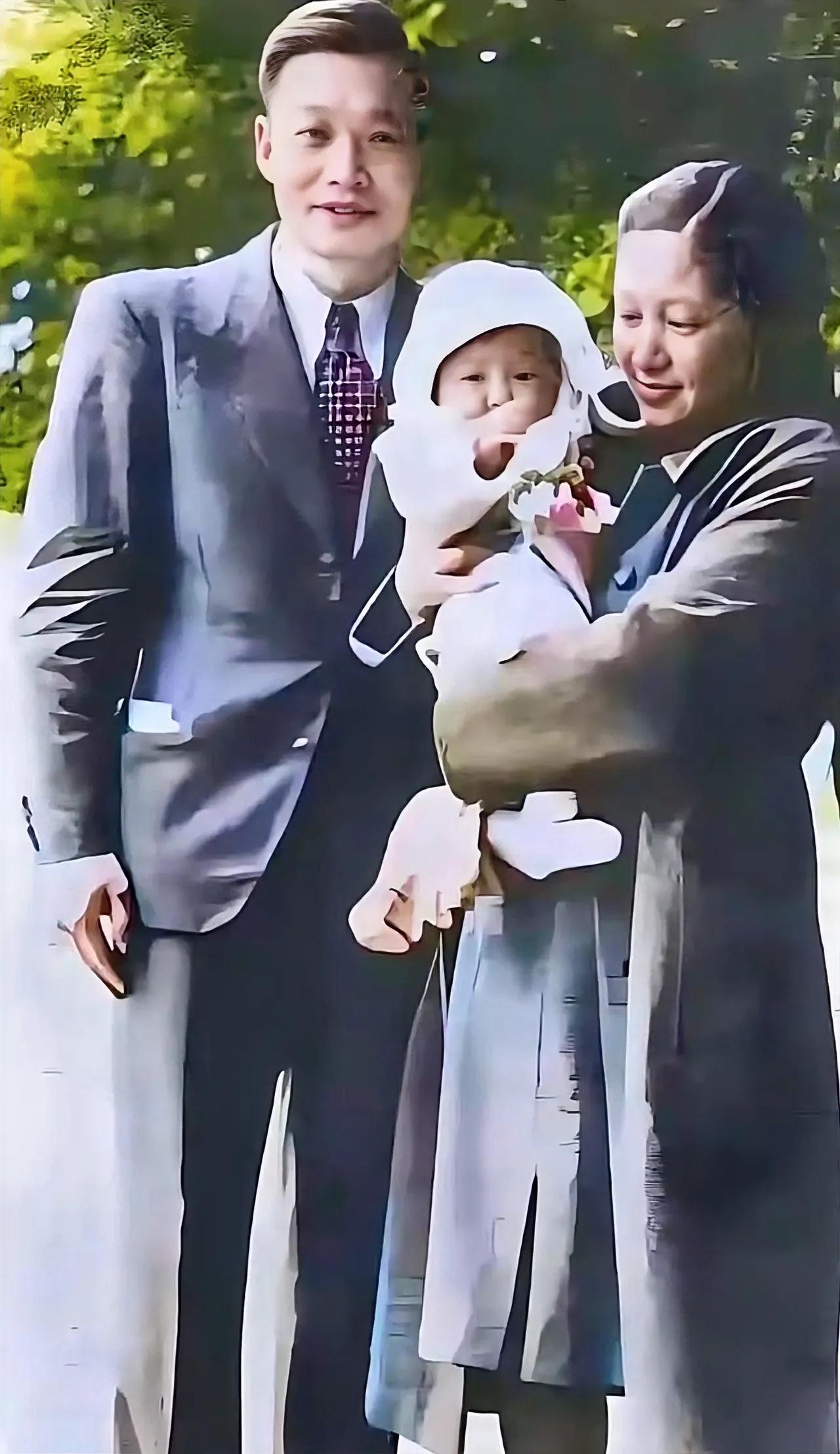 1948年，钱三强回国前，与夫人何泽慧以及年幼的女儿钱祖玄在巴黎的一张留影，钱三