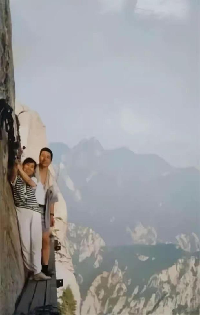 三十年前的华山就是这样爬的,不得不说,那时候的人胆子真的太大了,现在就算给我10