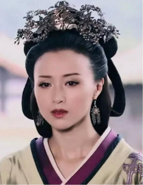 公元前195年，刘邦去世，薄姬跪在他的灵前痛哭。此时吕后走来，对她温柔地说：“你