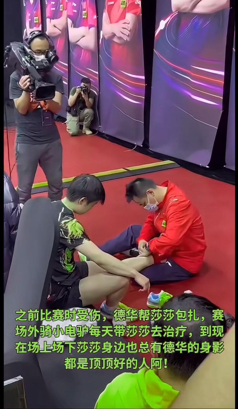 一点都不嫌弃，满手握住给包起来，可爱的人，一心为白球而战，莎莎付出艰辛非一般