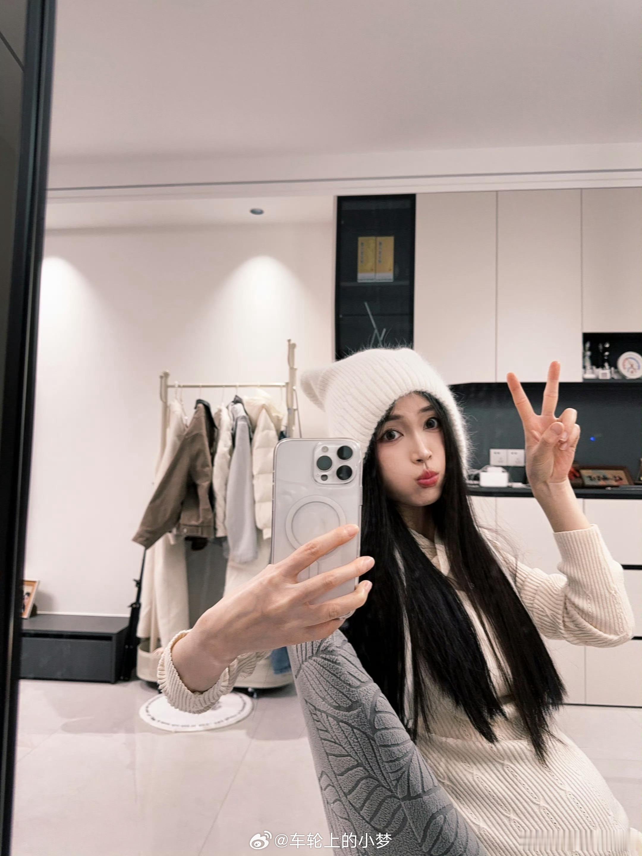 终于要到了我同父同母的姐姐的微博在我的软磨硬泡下终于要到了她的微博号话说兄弟姐妹