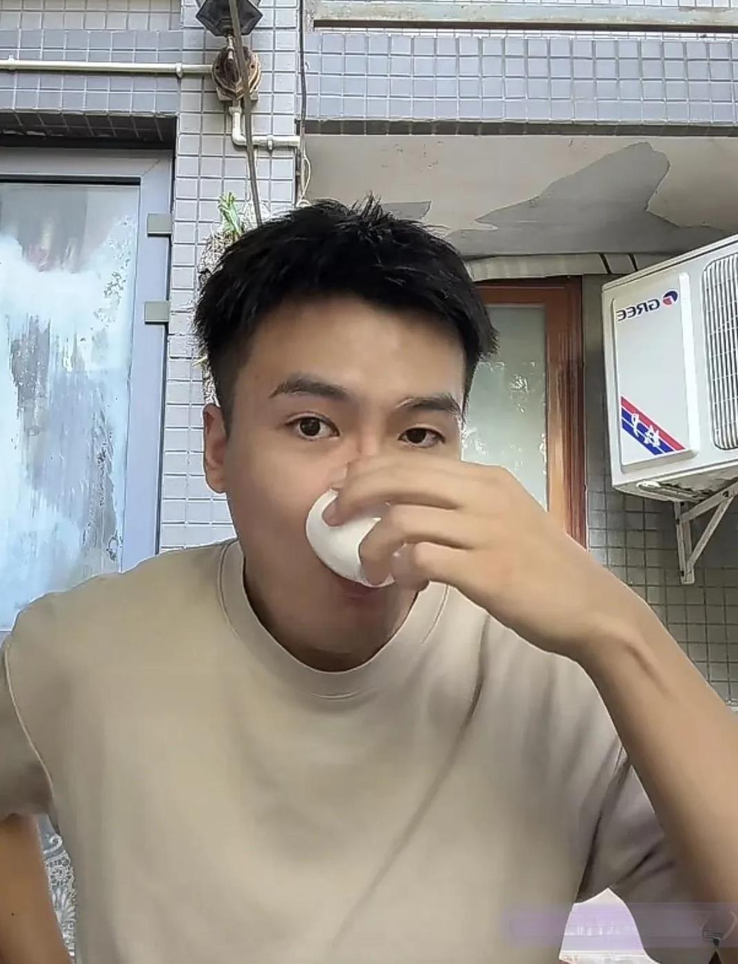 黄荣奇现时正在成都家中开直播！对于直播间评论区很多球迷问及下赛季是否留在广东队