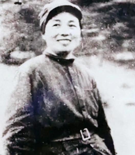 1937年，叛徒出卖悬赏一千大洋，敌军官认出红军女将，攥住她双手却厉声喝令：快滚