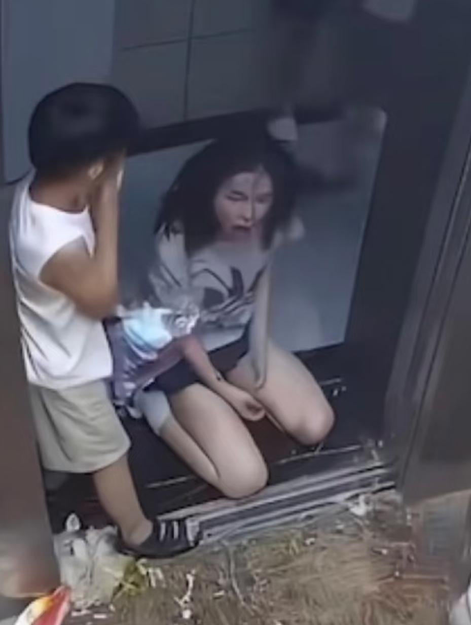 电梯打人这个妈妈估计悔的肠子都青了，本来想在儿子面前大显身手教训这个女孩，万万没